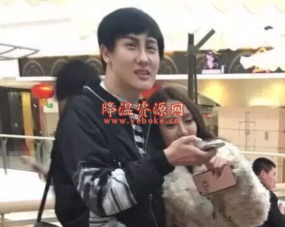 蛇精男再现,网友称:又换脸了 新闻热点 第4张